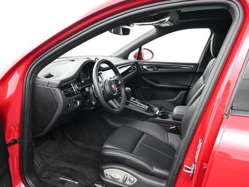 2025 Porsche Macan T