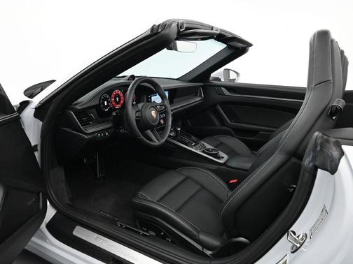 2025 Porsche 911 Carrera