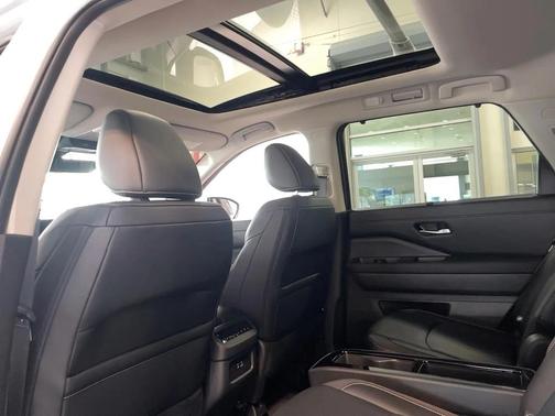 2024 Nissan Pathfinder SL 4WD