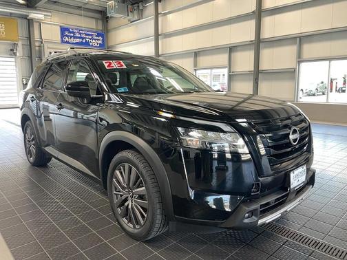 2023 Nissan Pathfinder SL 4WD