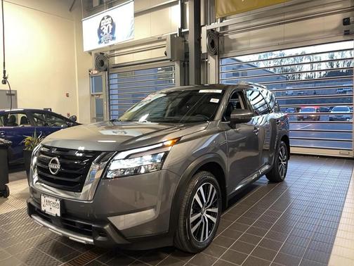 2025 Nissan Pathfinder Platinum 4WD