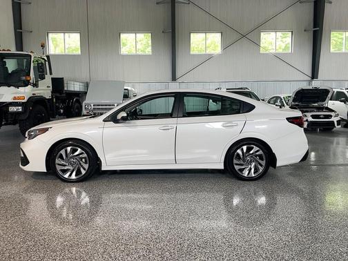 Crystal White Pearl 2025 Subaru Legacy Limited