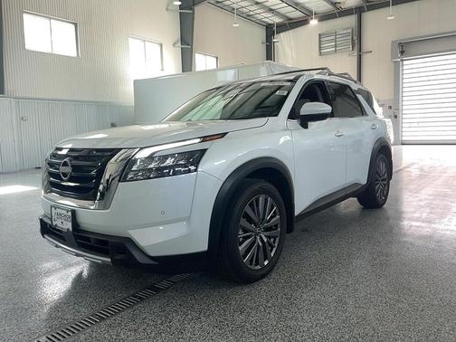 Everest White Pearl 2025 Nissan Pathfinder SL 4WD