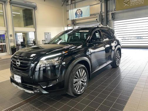2023 Nissan Pathfinder SL 4WD