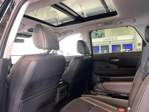 2023 Nissan Pathfinder SL 4WD