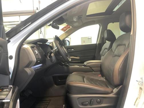 2025 Nissan Pathfinder Platinum 4WD