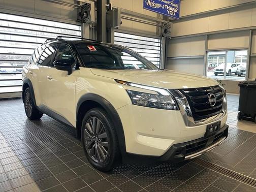2023 Nissan Pathfinder SL 4WD