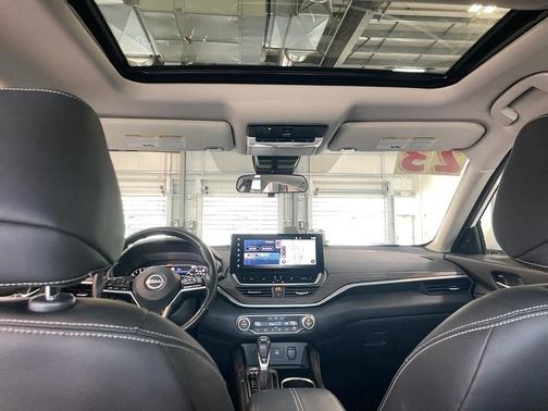 Pearl White Tricoat 2023 Nissan Altima 2.5 SL