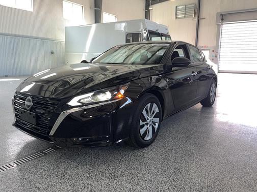 Super Black 2025 Nissan Altima S FWD