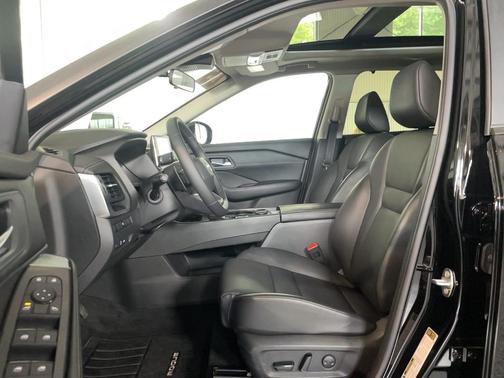 Super Black 2025 Nissan Rogue SV