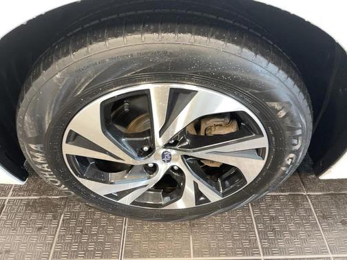 Crystal White Pearl 2024 Subaru Legacy Premium