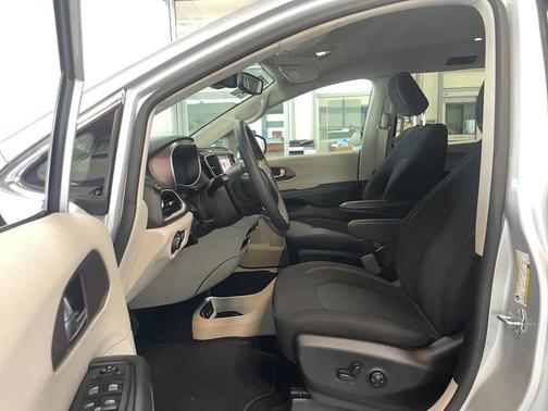 2024 Chrysler Voyager LX