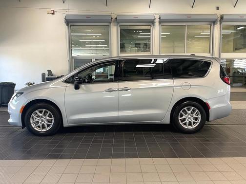 2024 Chrysler Voyager LX