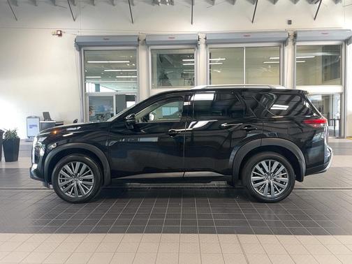 Super Black 2025 Nissan Pathfinder SL 4WD