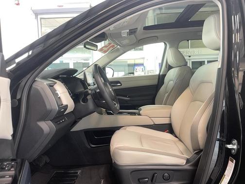 Super Black 2025 Nissan Pathfinder SL 4WD