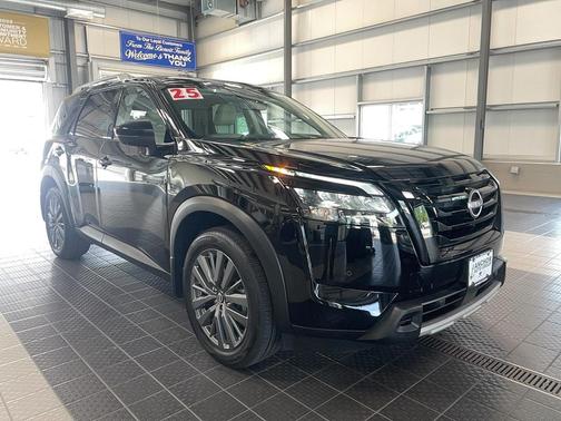 Super Black 2025 Nissan Pathfinder SL 4WD