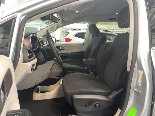 Silver Mist 2023 Chrysler Voyager LX