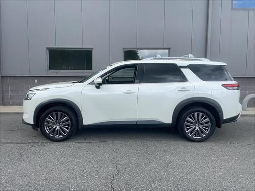 2023 Nissan Pathfinder SL 4WD