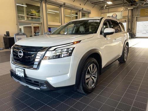 2023 Nissan Pathfinder SL 4WD
