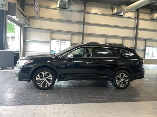 Crystal Black Silica 2022 Subaru Outback Touring