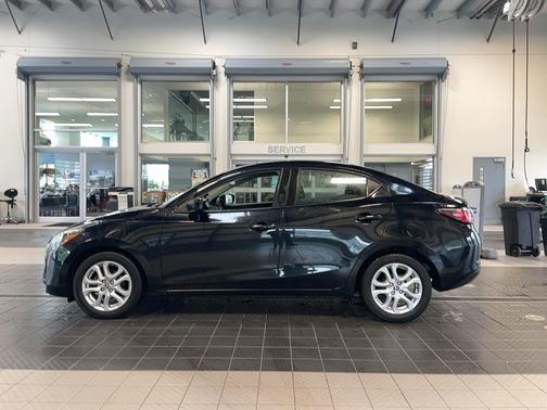Stealth 2018 Toyota Yaris iA Base