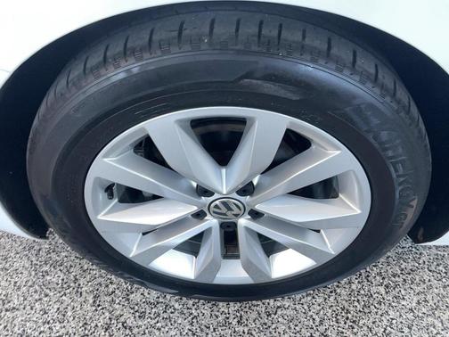 White 2017 Volkswagen Beetle 1.8T