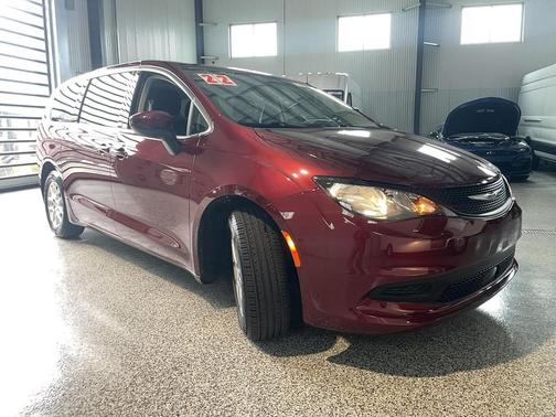 Velvet Red Pearlcoat 2022 Chrysler Voyager LX