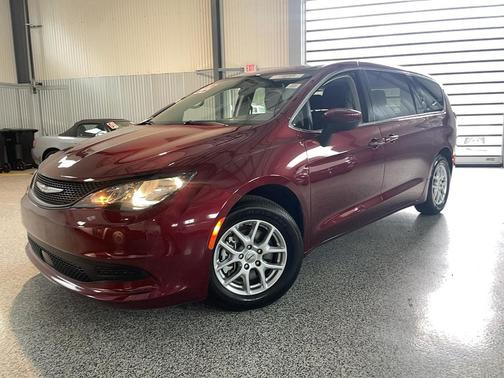 Velvet Red Pearlcoat 2022 Chrysler Voyager LX