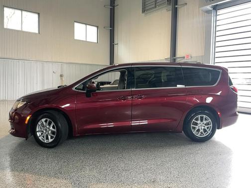 Velvet Red Pearlcoat 2022 Chrysler Voyager LX