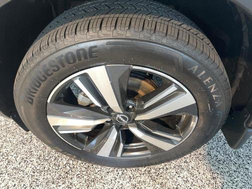 Pearl White Tricoat/Super Black 2023 Nissan Rogue Platinum