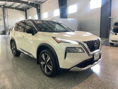 Pearl White Tricoat/Super Black 2023 Nissan Rogue Platinum