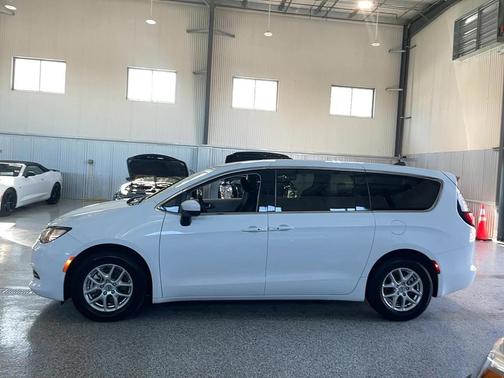 2023 Chrysler Voyager LX