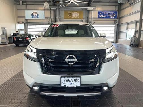 2023 Nissan Pathfinder SL 4WD
