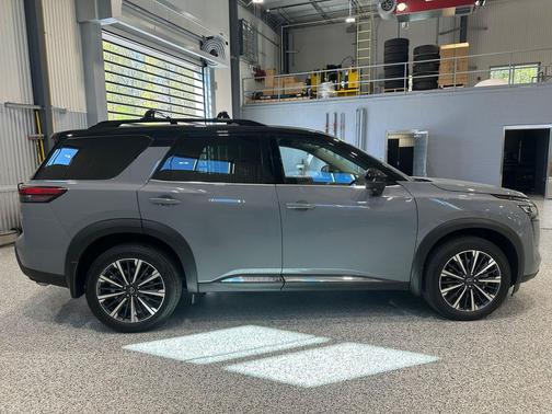 Boulder Gray Pearl/Super Black 2026 Nissan Pathfinder Platinum