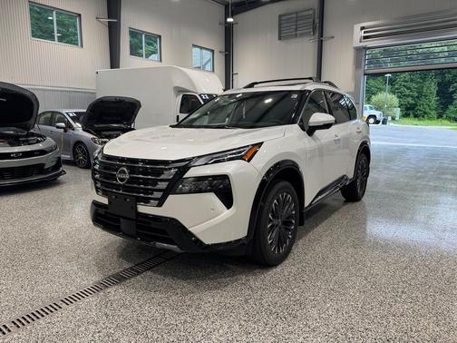 Everest White Pearl Tricoat 2026 Nissan Rogue Platinum