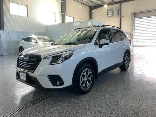Crystal White Pearl 2024 Subaru Forester Premium