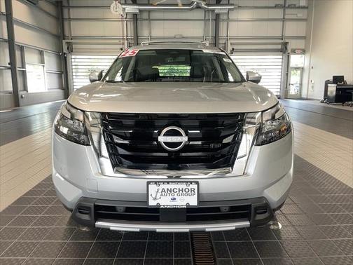 2025 Nissan Pathfinder SL 4WD