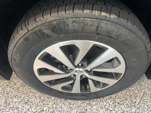 Crystal Black Silica 2024 Subaru Outback Premium