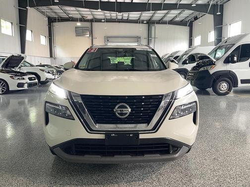 Pearl White Tricoat 2021 Nissan Rogue SV