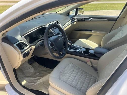 White 2016 Ford Fusion SE