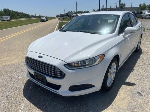 White 2016 Ford Fusion SE