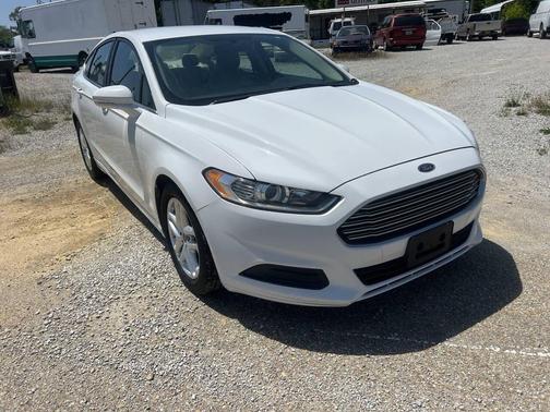 White 2016 Ford Fusion SE
