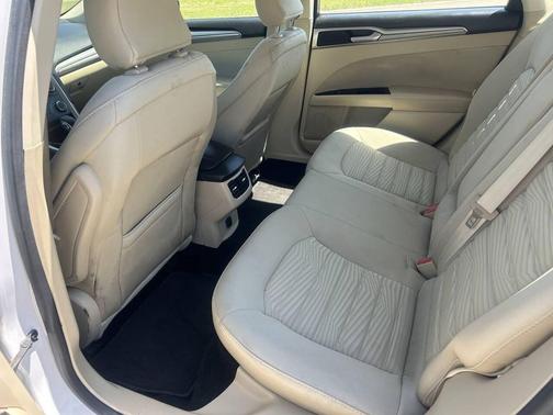 White 2016 Ford Fusion SE