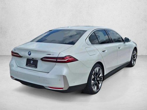 Mineral White Metallic 2026 BMW i5 xDrive40