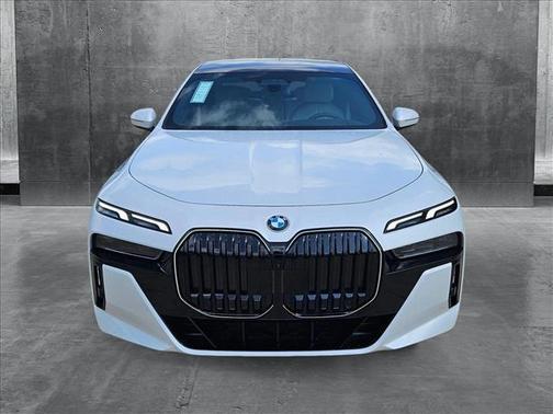 2025 BMW 740 i