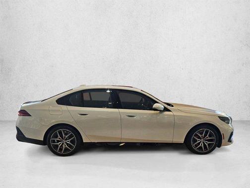 Mineral White Metallic 2026 BMW i5 eDrive40