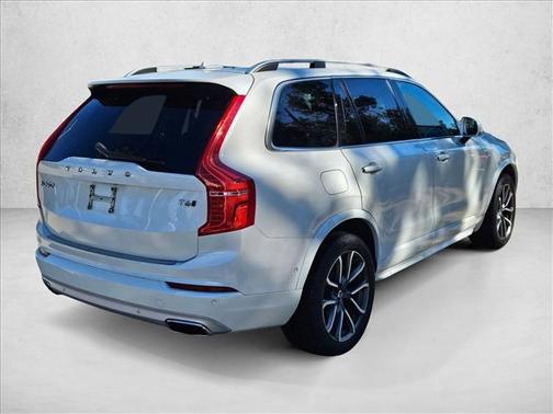 2017 Volvo XC90 T6 Momentum