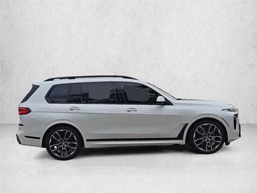 Mineral White Metallic 2025 BMW X7 xDrive40i