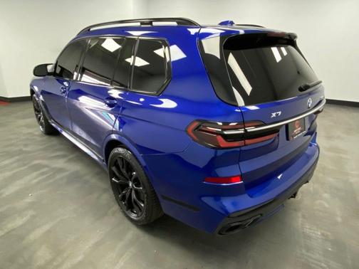 2023 BMW X7 M60i