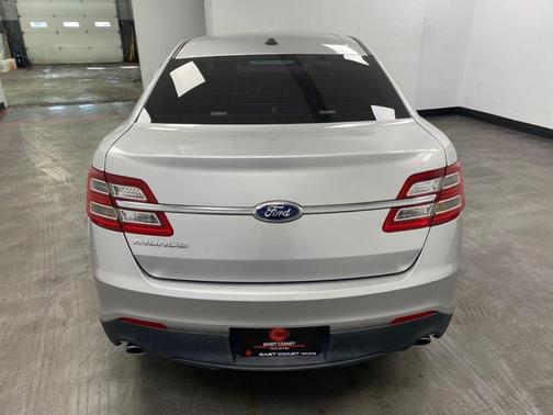 2013 Ford Taurus SE